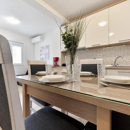 Apartment Diora *