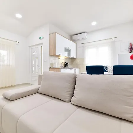 Apartment Diora *